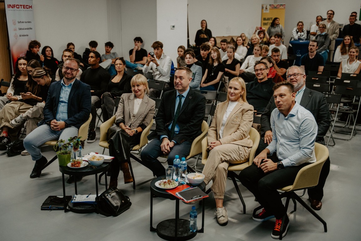 Účastníci a odborná porota počas startupového podujatia
