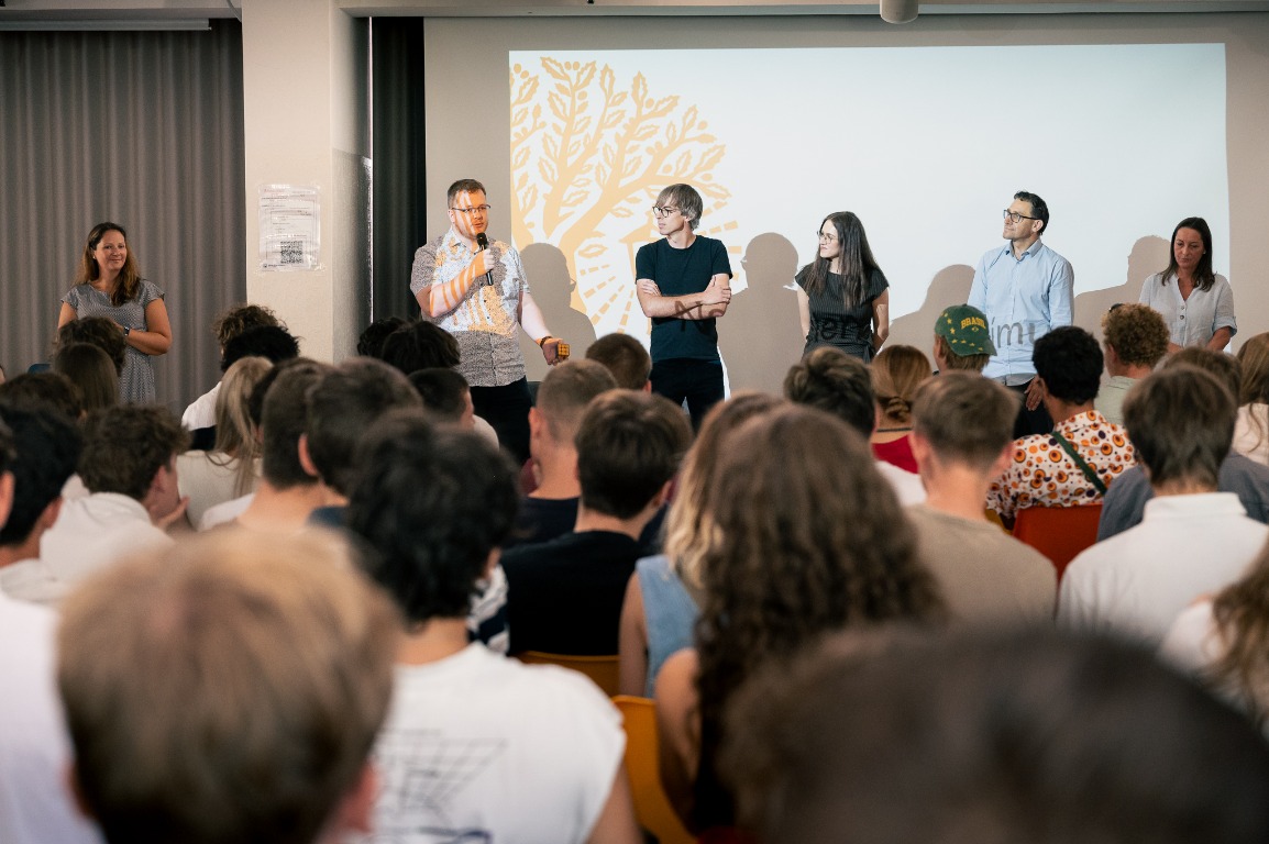 Mentori predstavujú program na školskom podujatí