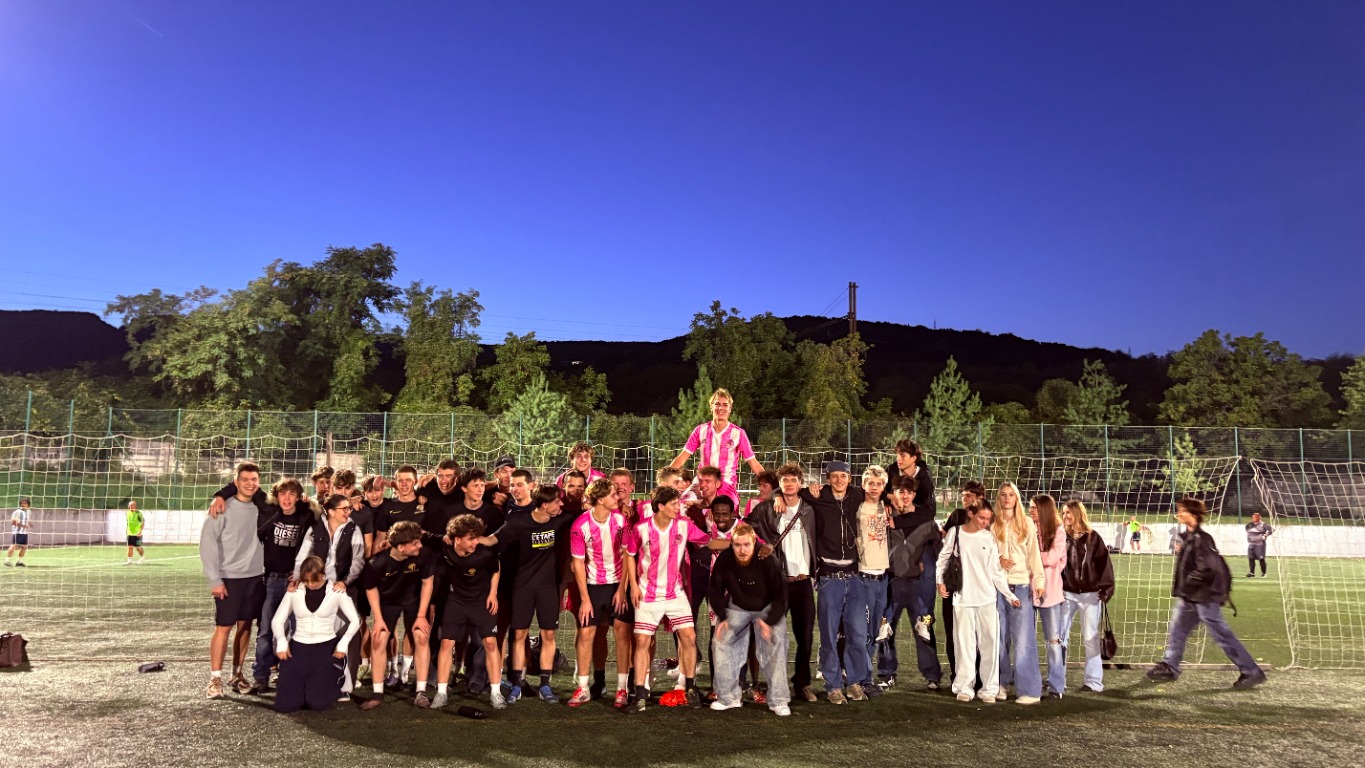 Študenti a učitelia spolu po školskom futbalovom zápase